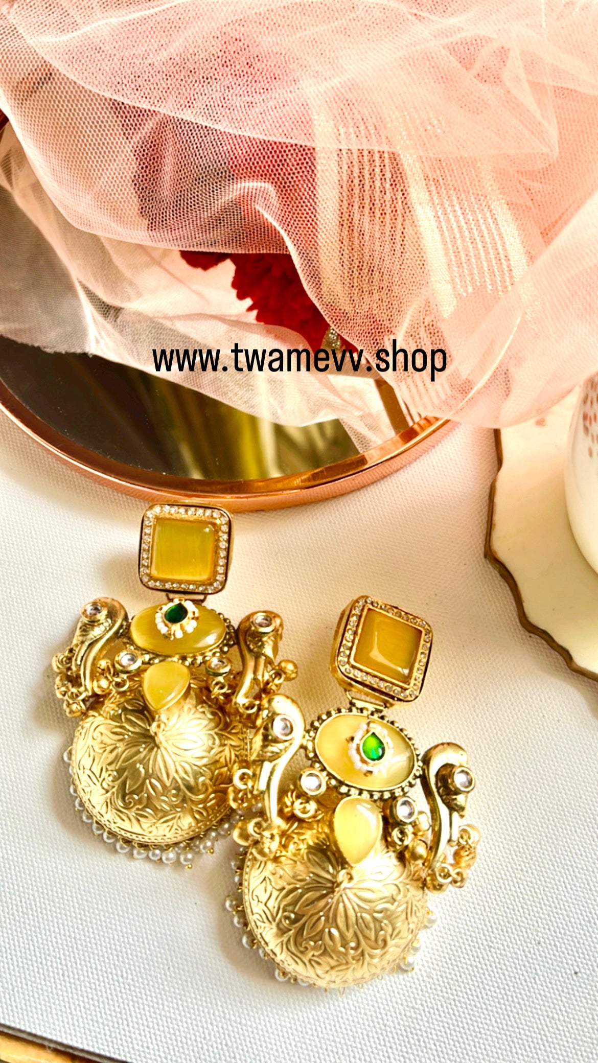 Jinisha Golden Jhumka Earring