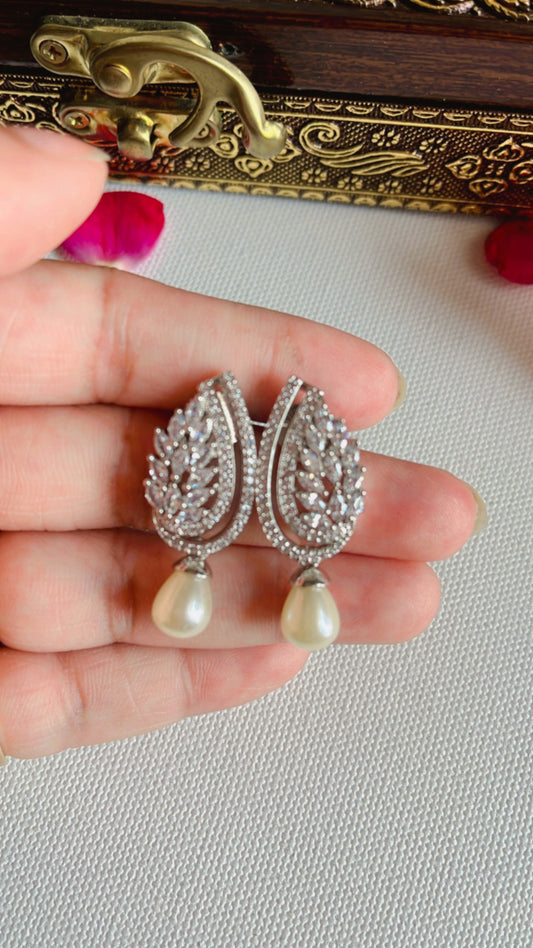 Pearl Dhruv Earring